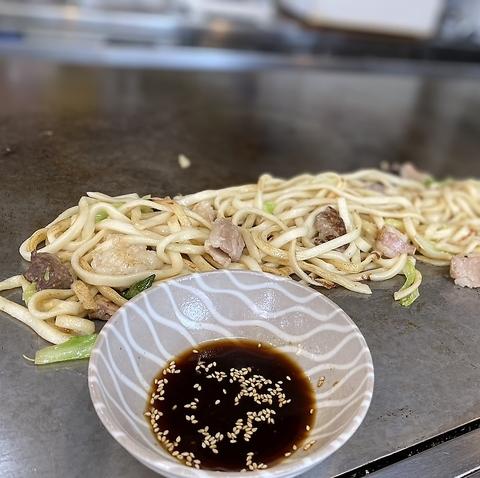 鉄板焼きホルモン焼きうどん　市