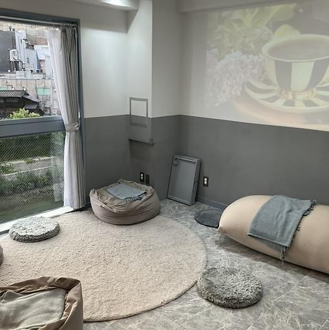 cafe 靴をぬいで、お上がりください。