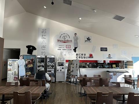 おにぎりにぎらない